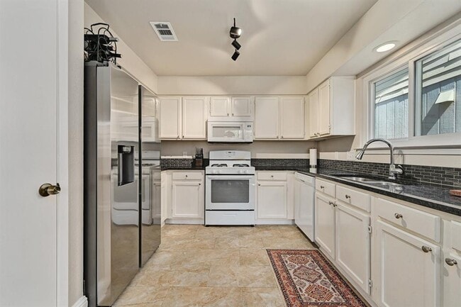 Building Photo - 9007 Jesse James Dr