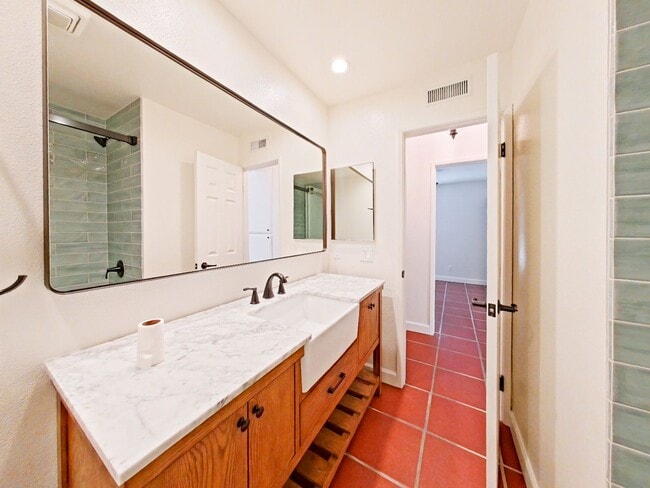 Building Photo - Charming 2-Bedroom Single-Story Furnished ...