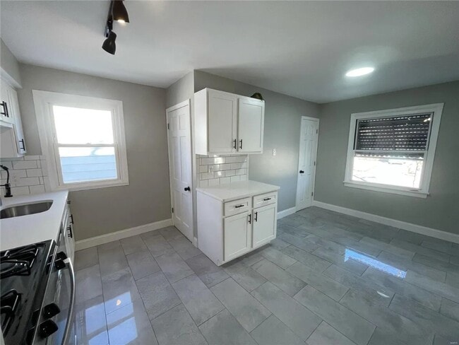 Building Photo - 1349 Kraft St