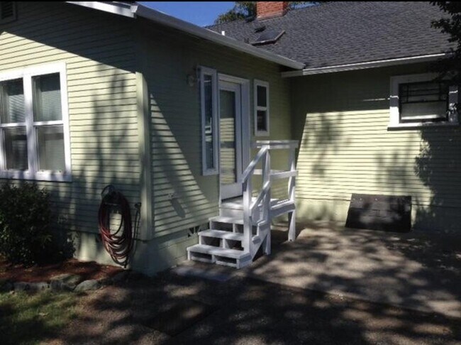 Building Photo - 1002 NW Lawnridge Ave