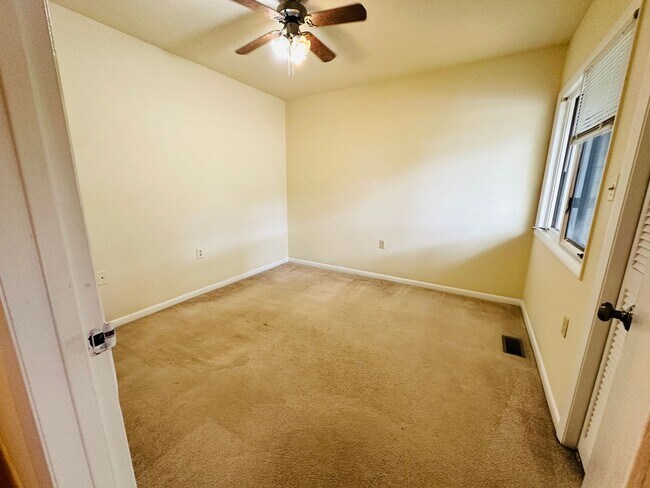 Building Photo - 3 Bedroom 2.5 Bath Townhouse
