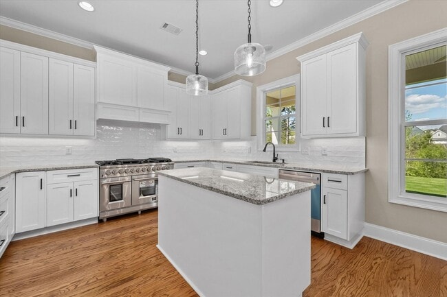 Building Photo - 565 River Oaks Ln