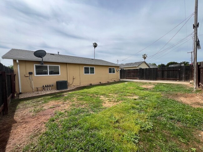 Building Photo - 4 Bedroom, 2 Bath Single Story Corner Lot Home in Rancho Cordova