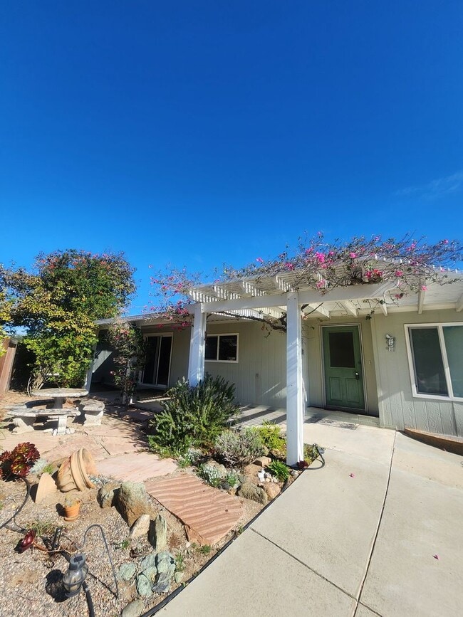 Building Photo - Adorable Retro Chic Home