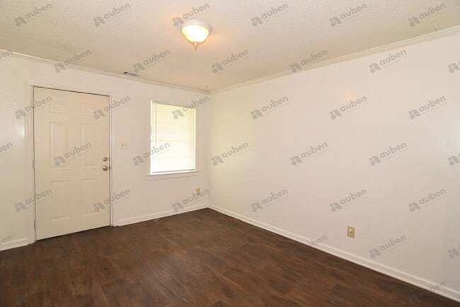 Building Photo - 2 Bedroom Duplex For Lease