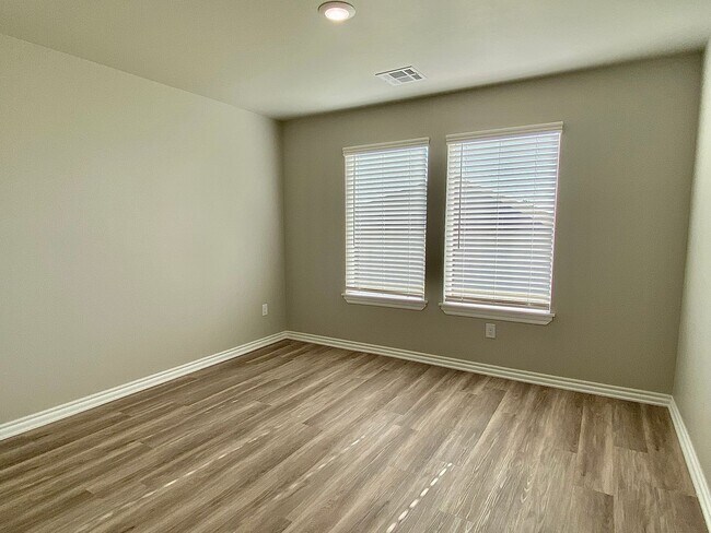 Building Photo - 4 Bed 2 Bath, w/Office in Deer Creek Schools