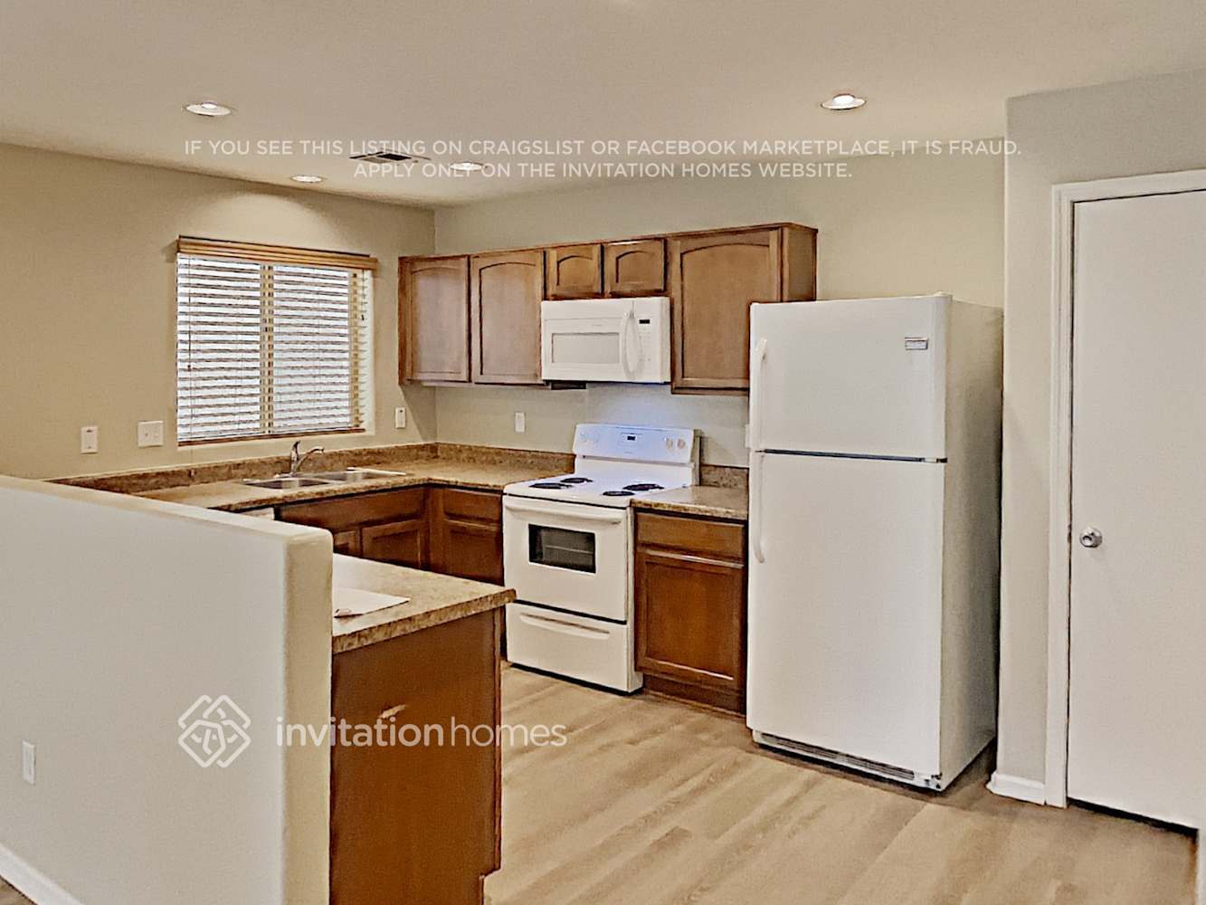 Building Photo - 944 S Sabino Dr