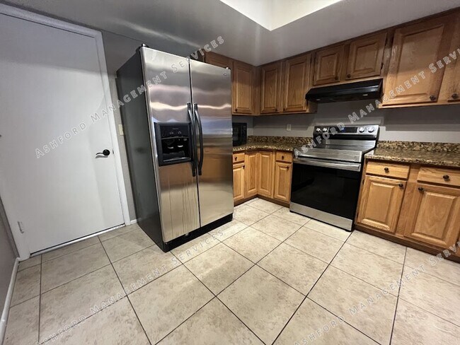 Building Photo - Charming 3 Bedroom, 2.5 Bath Home in North...