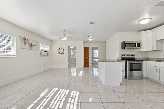Building Photo - 1324 W Nassau St