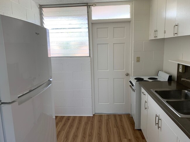 Building Photo - 2 Bedroom 1 Bath Apartment on Pensacola Street