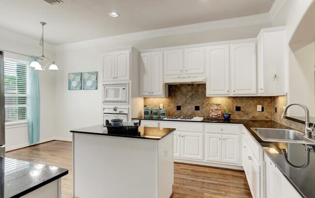 Building Photo - 1506 Shady Villa Fern