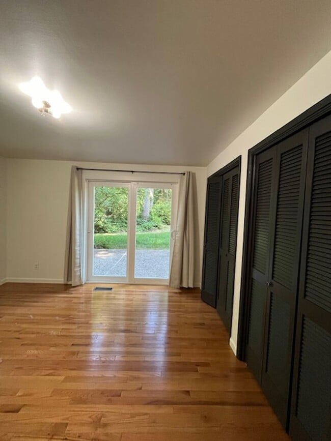Building Photo - Spacious Country Home on Nearly 2 Acres!