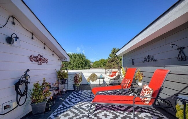 Building Photo - Row Home Available In Omaha