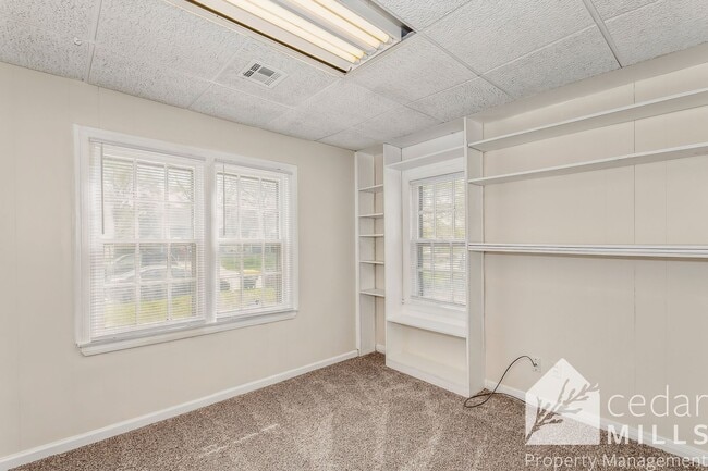 Building Photo - Over 1300 sq. feet in East Central Wichita