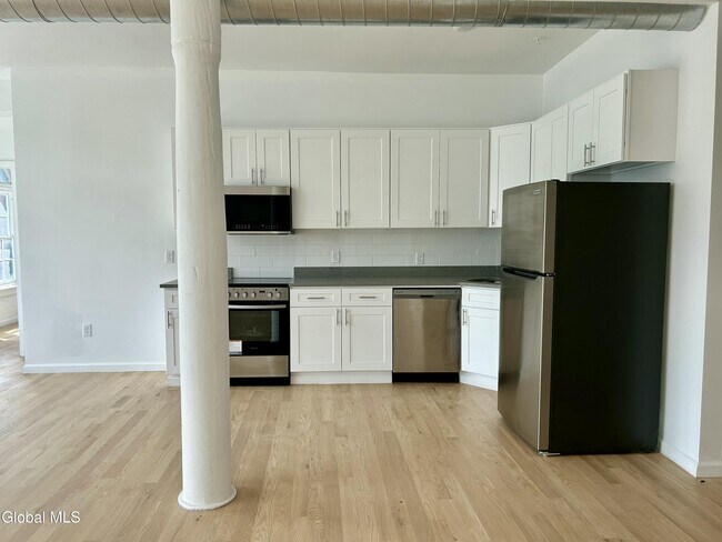 Building Photo - 155 River St