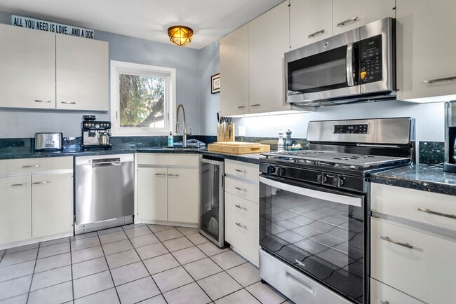 Building Photo - Gorgeous ocean view home at Windansea Beach!