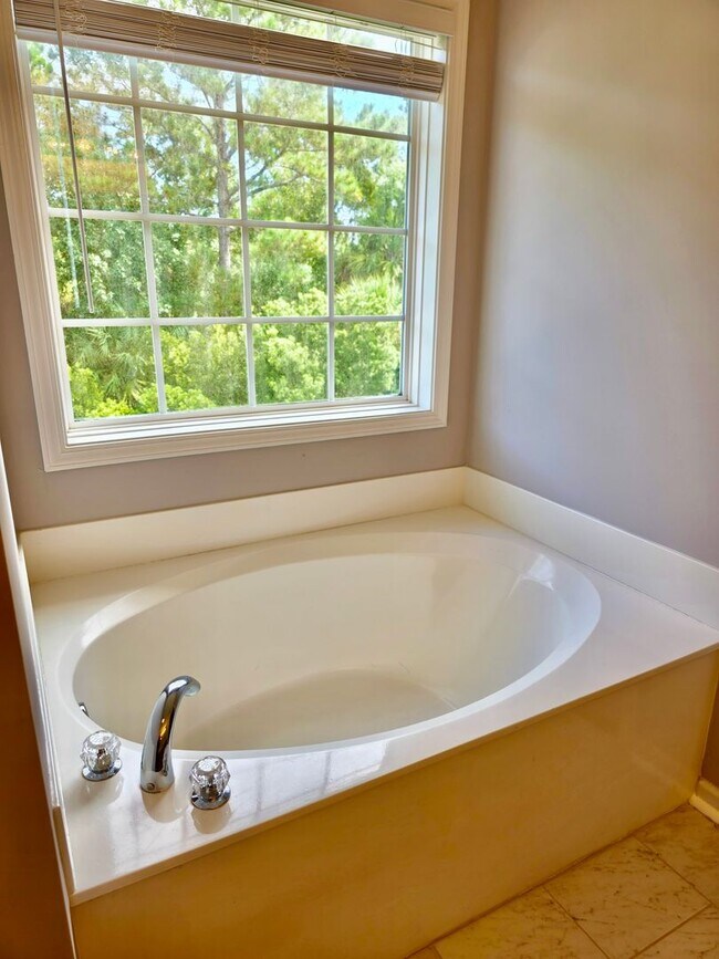 Building Photo - Elevated Four Bedroom in Rivertowne Countr...