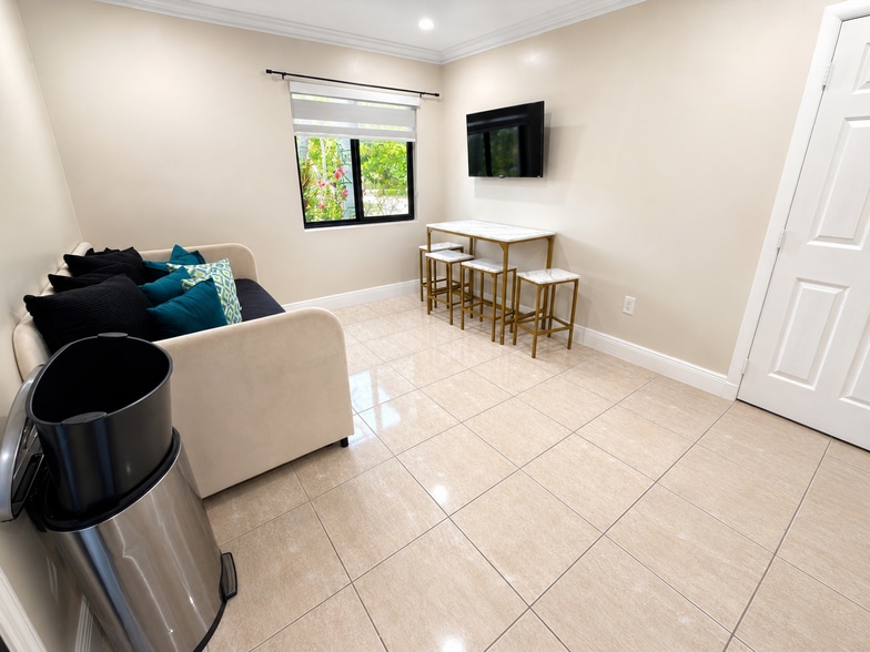 Living room/ Common Area - 13700 N Miami Ave