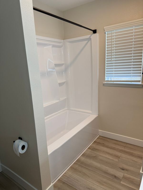 Building Photo - 340 E Shamrock St