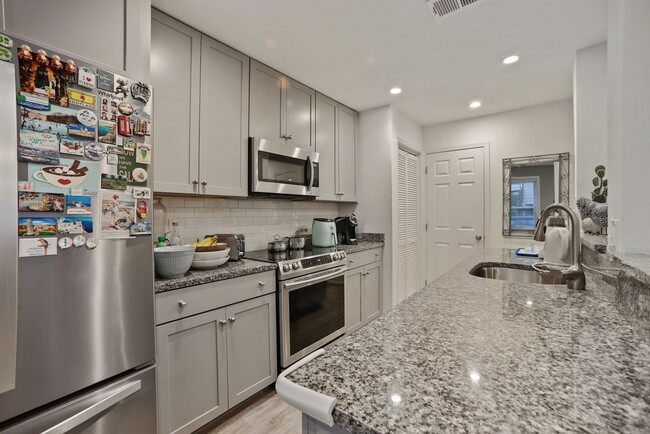 Building Photo - Available Now! Parking! // 3 bedroom 2.5 b...