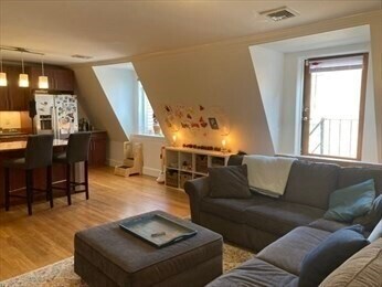 Building Photo - 1799 Beacon St