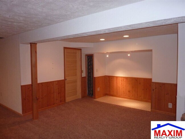 Building Photo - Move-in special offer!!!  Huge house - over 2,200 sqft convenient location and private backyard $...