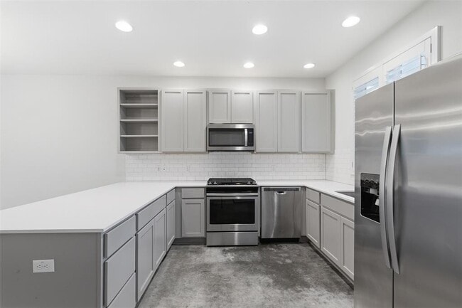 Building Photo - 801 N Bluff Dr