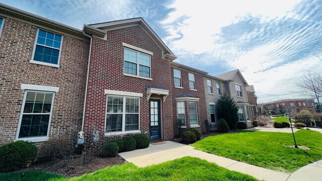 Building Photo - 4 bedroom 2.5 bathroom townhome located in Beaumont Park Townhome