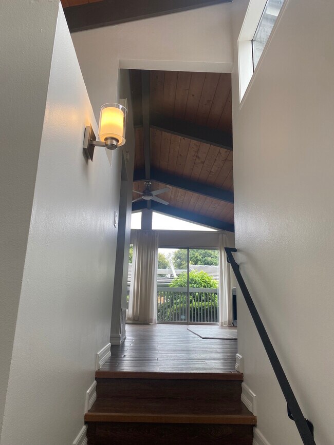 Split level stairs - 312 La Amatista Rd
