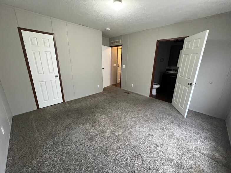 Building Photo - 54 Locust St