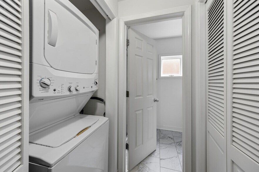 Building Photo - 811 W Superior St