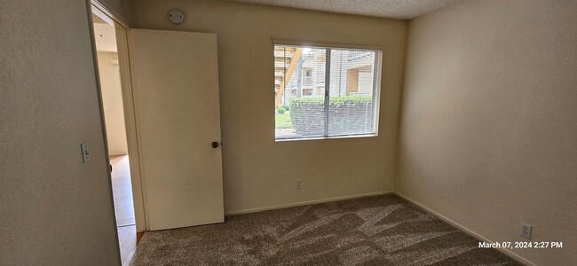 Building Photo - Las Palmas Down Stairs Condo in Gated Comm...