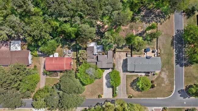 Building Photo - 2420 Castle Ln NE