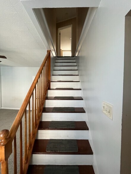 Building Photo - 388 Snell St