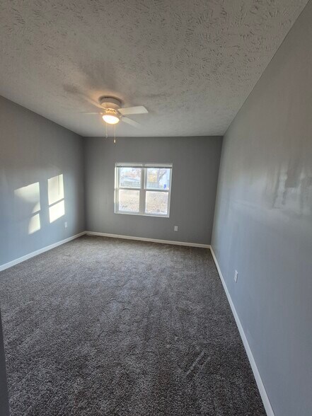 Building Photo - 302 Maple St