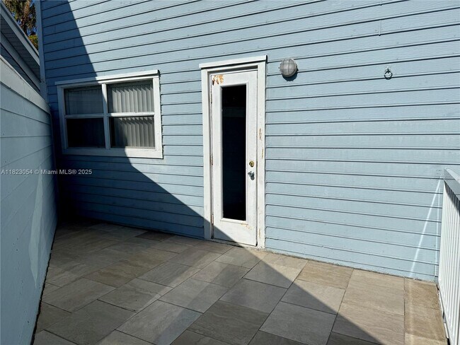 Building Photo - 798 Crandon Blvd