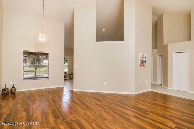 Building Photo - 2091 Lionel Dr