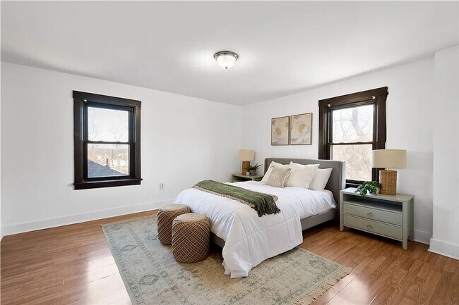 Building Photo - 3 bed 1 bathroom - central air, outdoor sp...