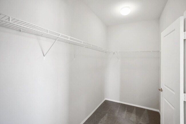 Building Photo - 4 Bed, Beauty With First Floor Bed And Full Bath