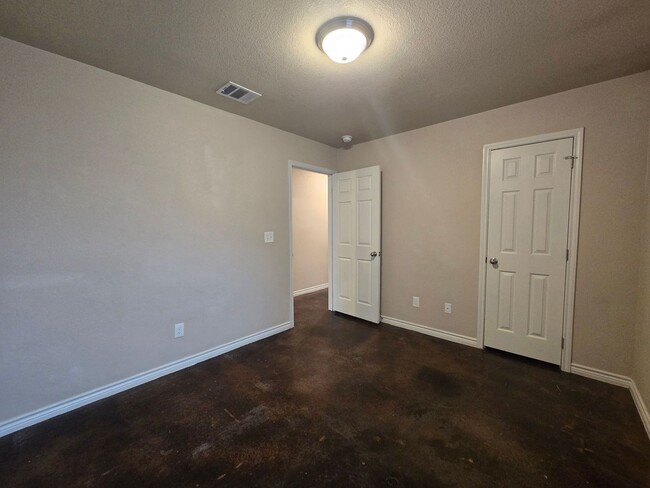 Building Photo - 905 Rosewood Dr