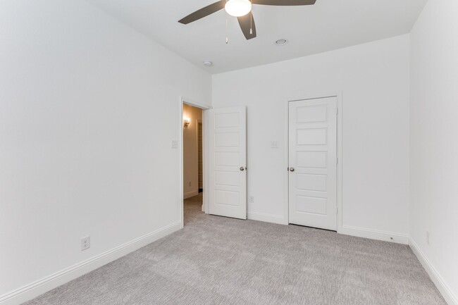 Building Photo - Modern 3 Bedroom / 2.5 Bath Townhome in Fo...