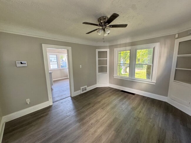 Building Photo - Charming 3-Bedroom Property in Prime Location