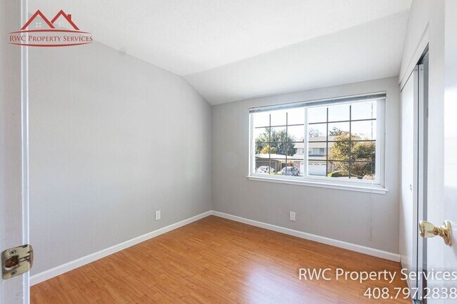 Building Photo - 1050 Oaktree Dr