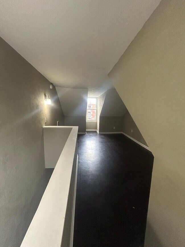 Building Photo - This end-of-row townhome Old Uptown Harris...
