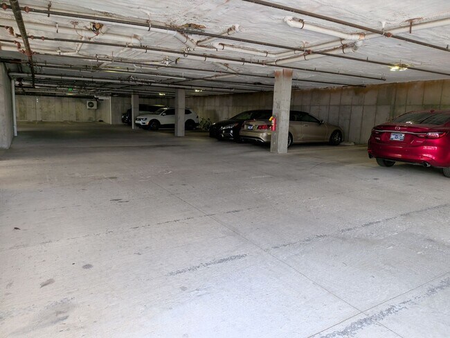 Building Photo - Spectacular Edgehill Condo!