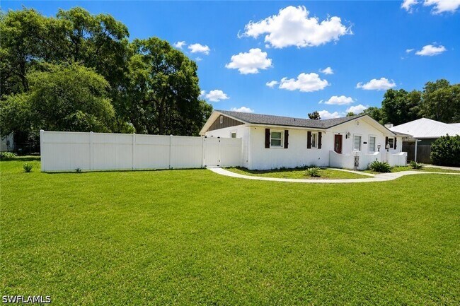 Building Photo - 655 Pointview Rd