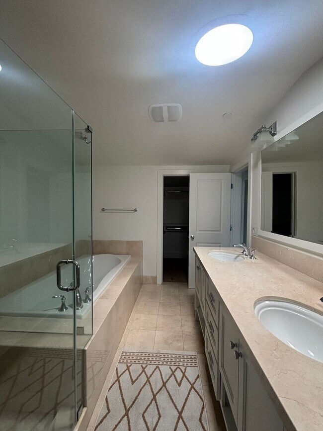 Building Photo - Pet Friendly 4 bed 3.5 bath home *AVAILABL...