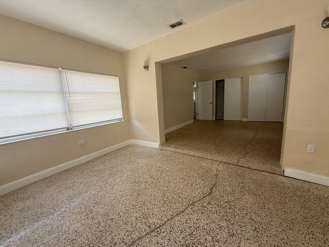 Building Photo - Tyrone single family home 2/1