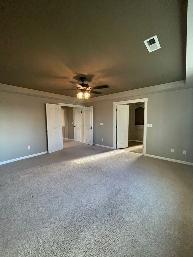 Building Photo - $500 off first months rent when moved in i...