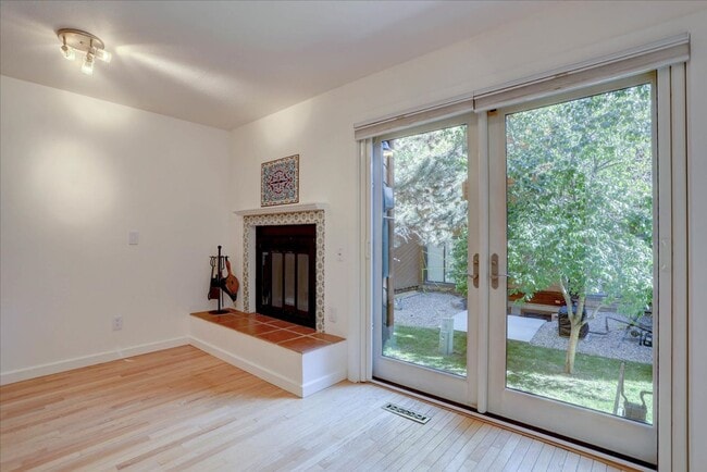 Building Photo - Available for immediate move-in!